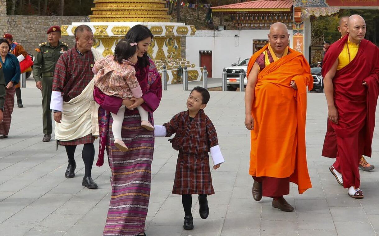 La familia real de Bután rinde homenaje a la reliquia sagrada de Buda en Kuenselphodrang