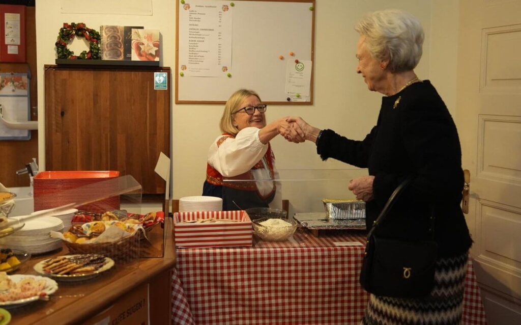 La princesa Benedikte abre el bazar de Navidad de 2024 en Gustafskyrkan 4 1024x638 - La Princesa Benedikte inaugura el tradicional Bazar de Navidad de Gustafskyrkan en Copenhague