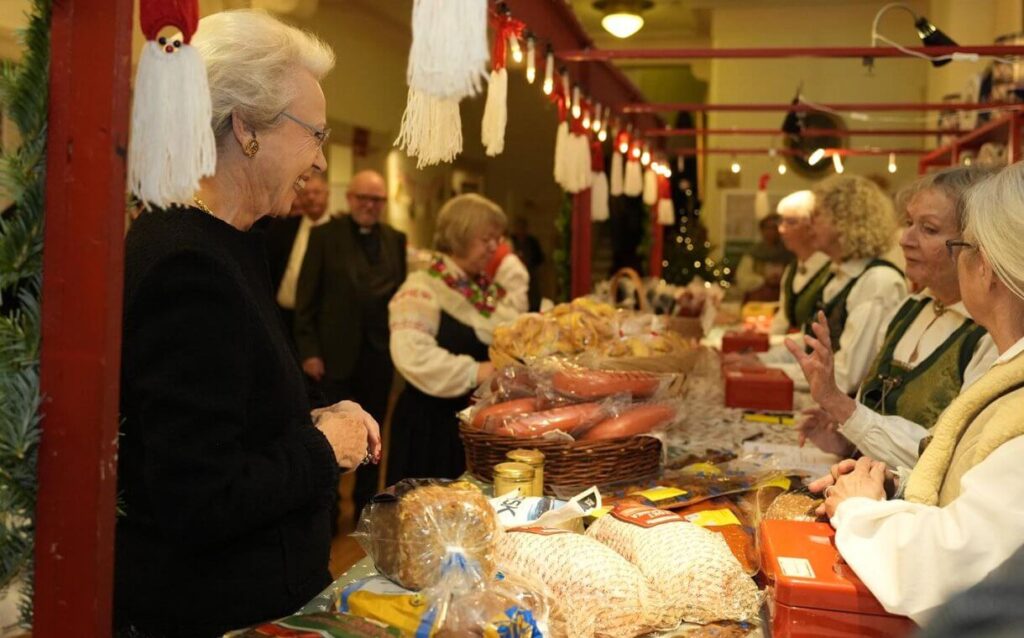 La princesa Benedikte abre el bazar de Navidad de 2024 en Gustafskyrkan 5 1024x638 - La Princesa Benedikte inaugura el tradicional Bazar de Navidad de Gustafskyrkan en Copenhague