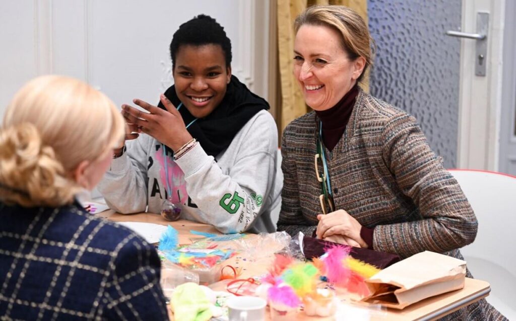 La princesa Clara de Belgica visita la organizacion Peluche en Bruselas 3 1024x638 - La Princesa Clara de Bélgica visita la asociación Peluche en Bruselas