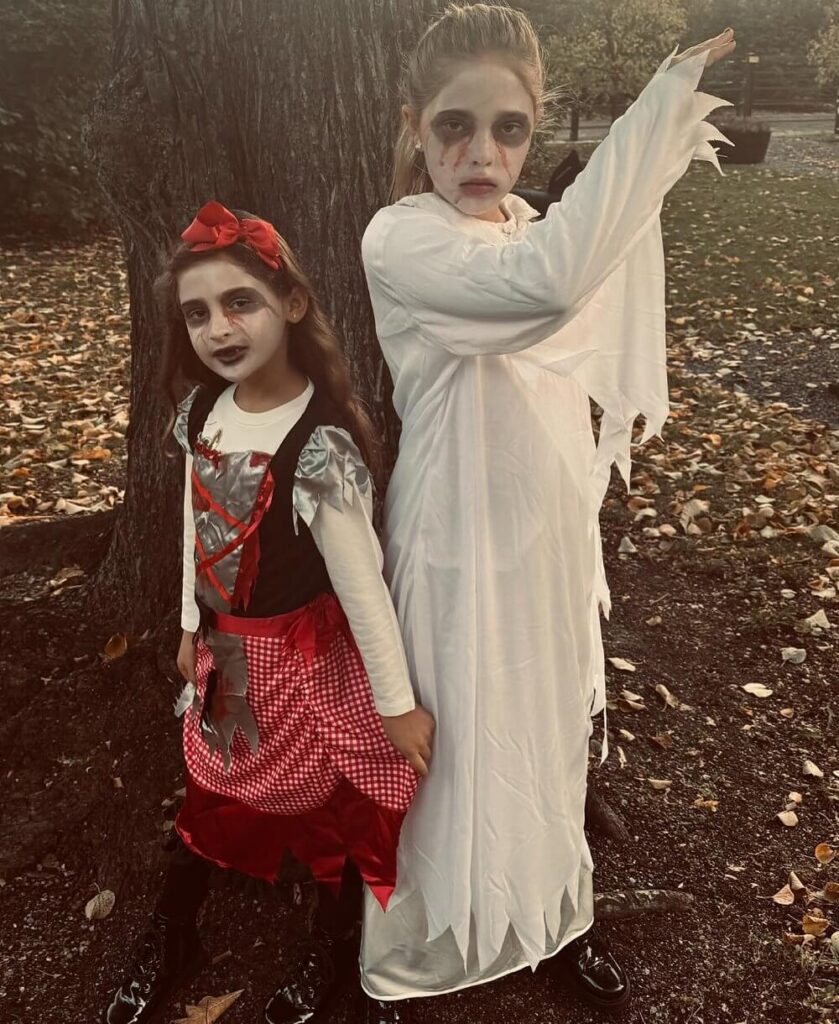 La princesa Magdalena comparte una foto de sus hijas en Halloween 2024 2 839x1024 - La Princesa Magdalena de Suecia y el encanto de Halloween: una foto familiar que cautivó a sus seguidores