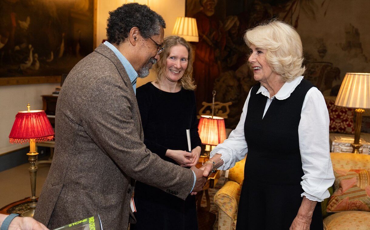 La Reina Camilla recibe a los finalistas del prestigioso Premio Booker 2024