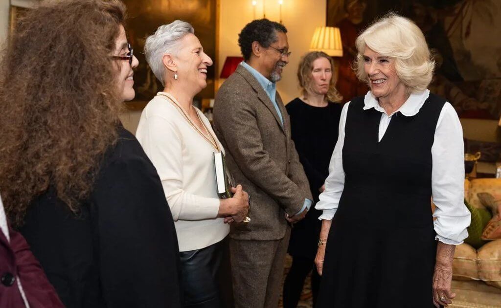 La reina Camilla organiza una recepcion para los finalistas del Premio Booker 2024 2 - La Reina Camilla recibe a los finalistas del prestigioso Premio Booker 2024