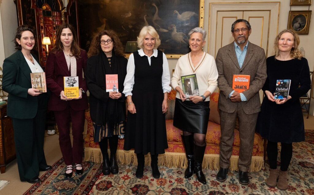 La reina Camilla organiza una recepcion para los finalistas del Premio Booker 2024 5 1024x638 - La Reina Camilla recibe a los finalistas del prestigioso Premio Booker 2024