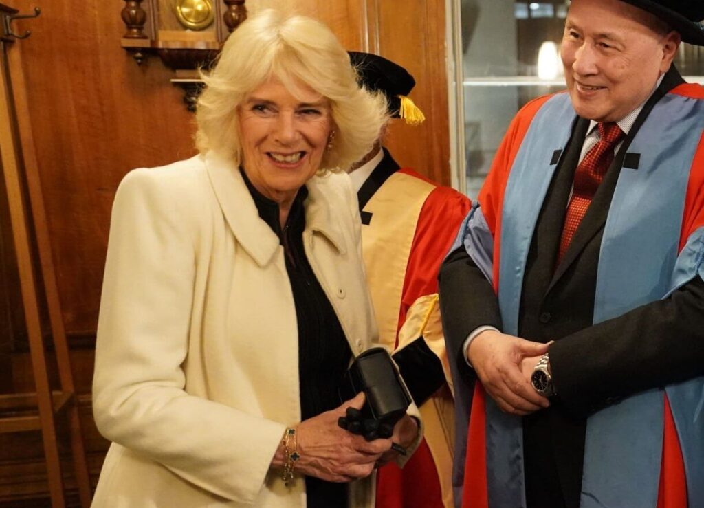 La reina Camilla recibe un titulo honorifico de la Universidad de Londres 2 1024x739 - La Reina Camilla es galardonada con un título honorífico por la Universidad de Londres