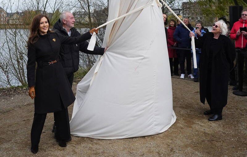 La reina Maria asiste a la inauguracion de un monumento a la condesa Danner 08 - La Reina María inaugura un monumento a la Condesa Danner en Copenhague