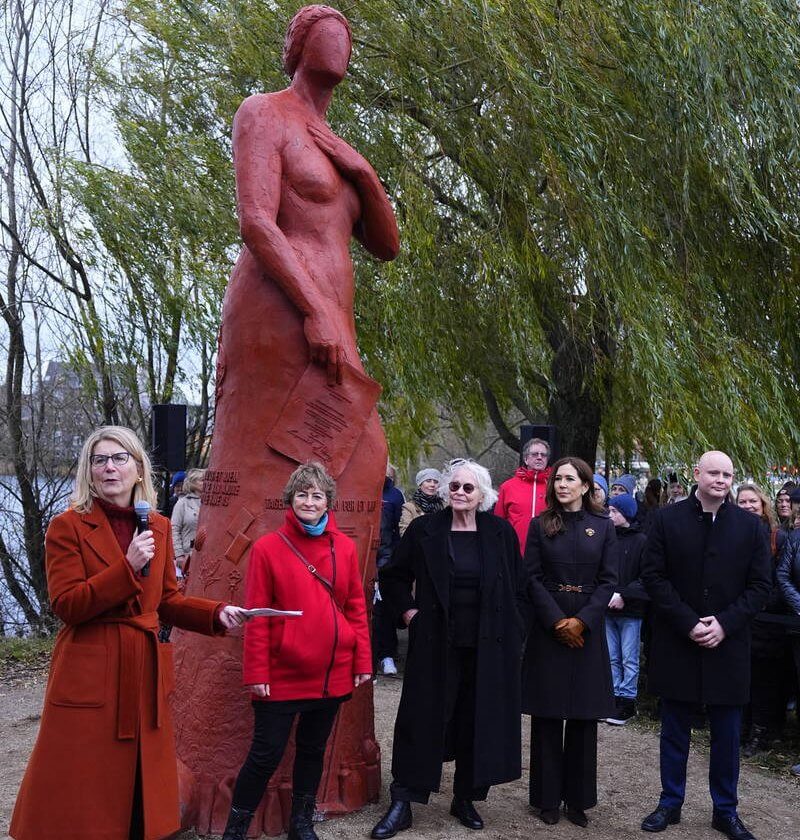 La reina Maria asiste a la inauguracion de un monumento a la condesa Danner 09 - La Reina María inaugura un monumento a la Condesa Danner en Copenhague