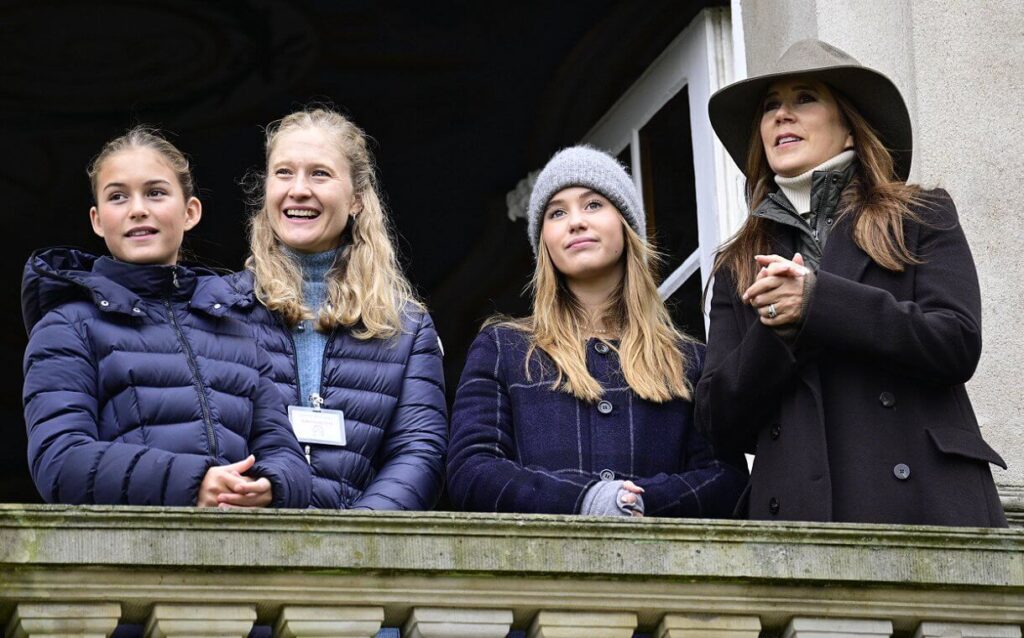 La reina Maria y la princesa Josefina asisten a la caza de Hubertus 2024 02 1024x638 - La Reina María y la Princesa Josefina en la Tradicional Carrera de Hubertus 2024