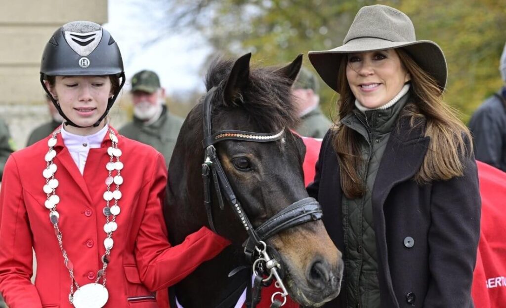 La reina Maria y la princesa Josefina asisten a la caza de Hubertus 2024 07 1024x624 - La Reina María y la Princesa Josefina en la Tradicional Carrera de Hubertus 2024