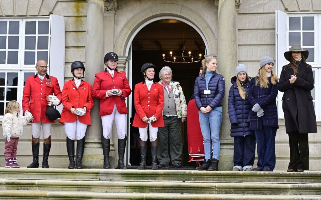 La reina Maria y la princesa Josefina asisten a la caza de Hubertus 2024 08 1024x638 - La Reina María y la Princesa Josefina en la Tradicional Carrera de Hubertus 2024