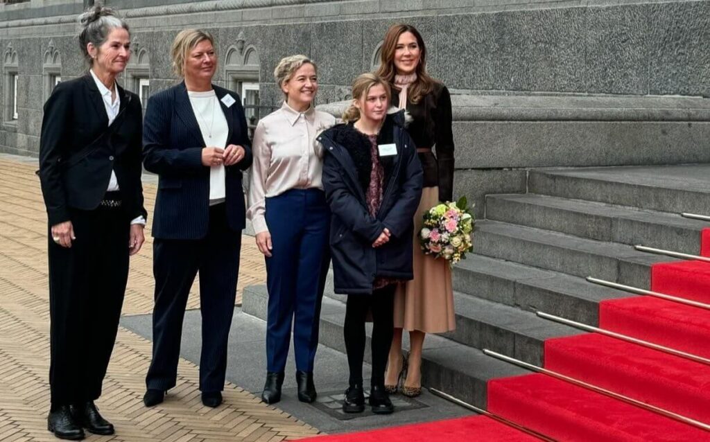 La reina Mary de Dinamarca presenta los premios 2024 de la Childrens Aid Foundation 2 1024x638 - La Reina Mary de Dinamarca honra a los galardonados de la Fundación de Ayuda a la Infancia 2024