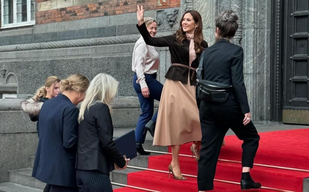 La reina Mary de Dinamarca presenta los premios 2024 de la Childrens Aid Foundation 3 1024x638 - La Reina Mary de Dinamarca honra a los galardonados de la Fundación de Ayuda a la Infancia 2024