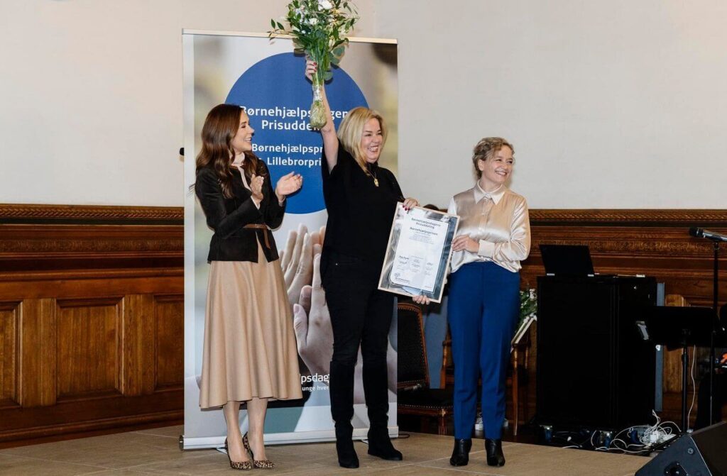 La reina Mary de Dinamarca presenta los premios 2024 de la Childrens Aid Foundation 5 1024x671 - La Reina Mary de Dinamarca honra a los galardonados de la Fundación de Ayuda a la Infancia 2024