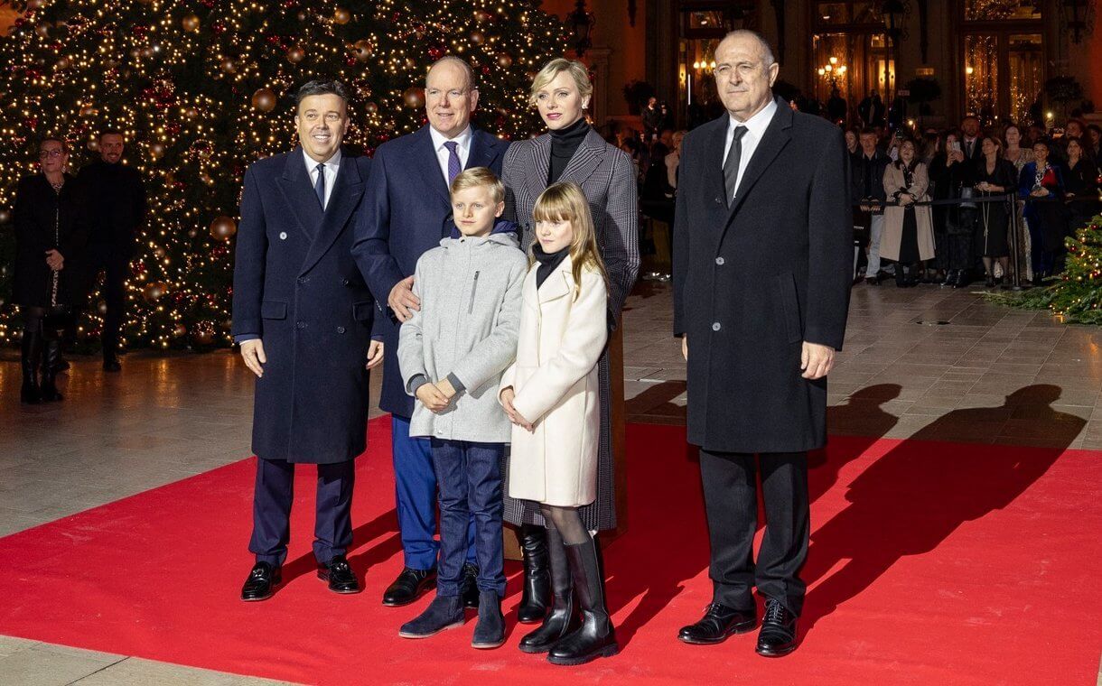 La familia real de Mónaco enciende la magia de la Navidad