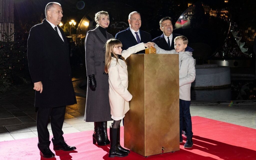 El principe Alberto y la princesa Charlene dan inicio a la temporada navidena de 2024 02 1024x642 - La familia real de Mónaco enciende la magia de la Navidad