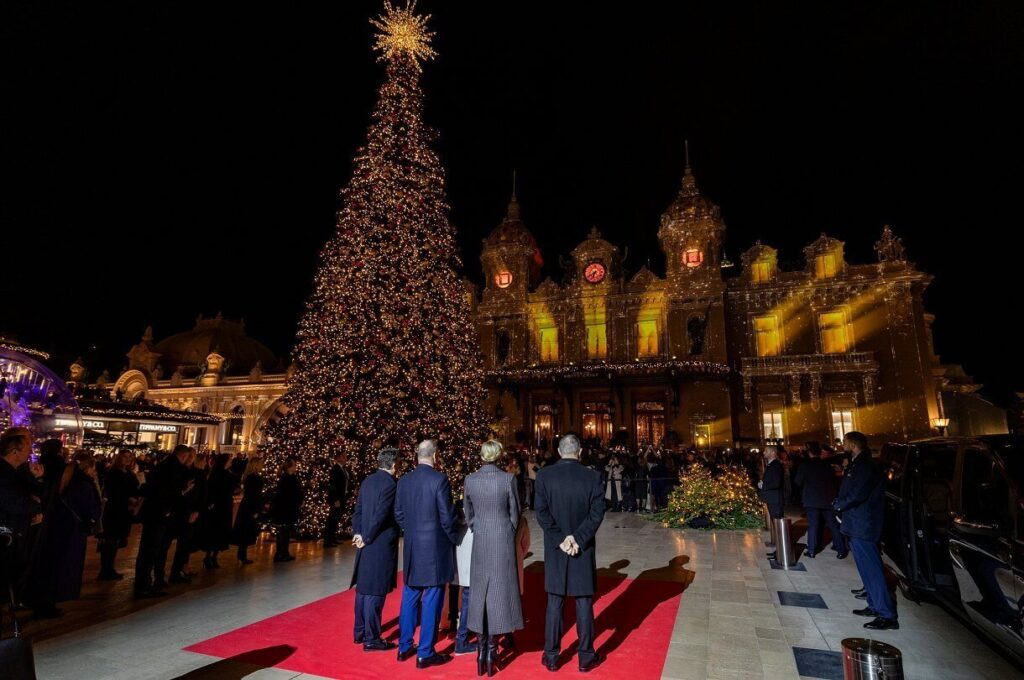 El principe Alberto y la princesa Charlene dan inicio a la temporada navidena de 2024 03 1024x680 - La familia real de Mónaco enciende la magia de la Navidad