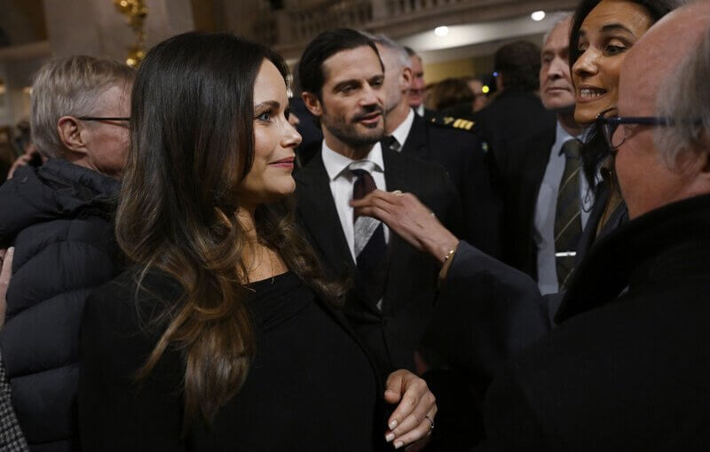 El principe Carlos Felipe y la princesa Sofia asisten al concierto de Navidad de 2024 en Vasastan 7 - El Príncipe Carlos Felipe y la Princesa Sofía protagonizan el concierto de Navidad en Vasastan