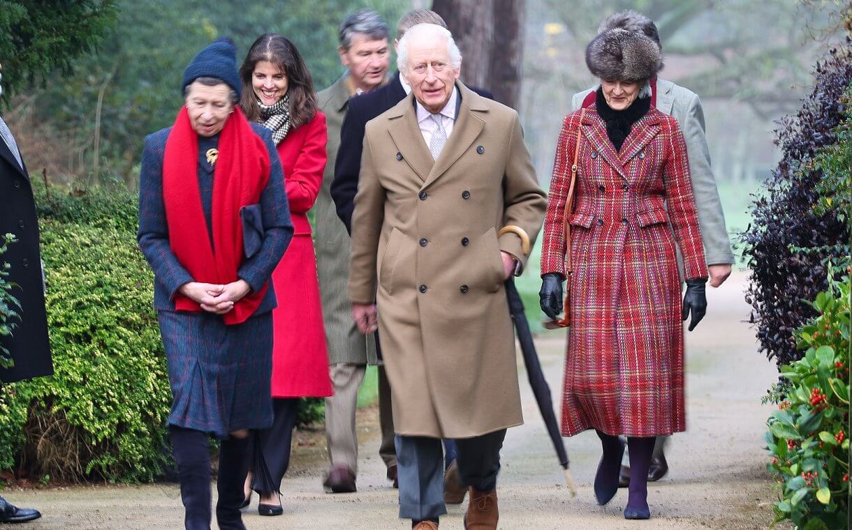 El rey Carlos y la princesa Ana asisten a la misa dominical en Sandringham