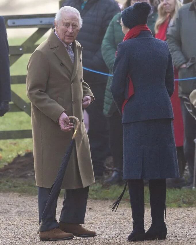 El rey Carlos y la princesa Ana asisten a la misa dominical en Sandringham 2 - El rey Carlos y la princesa Ana asisten a la misa dominical en Sandringham