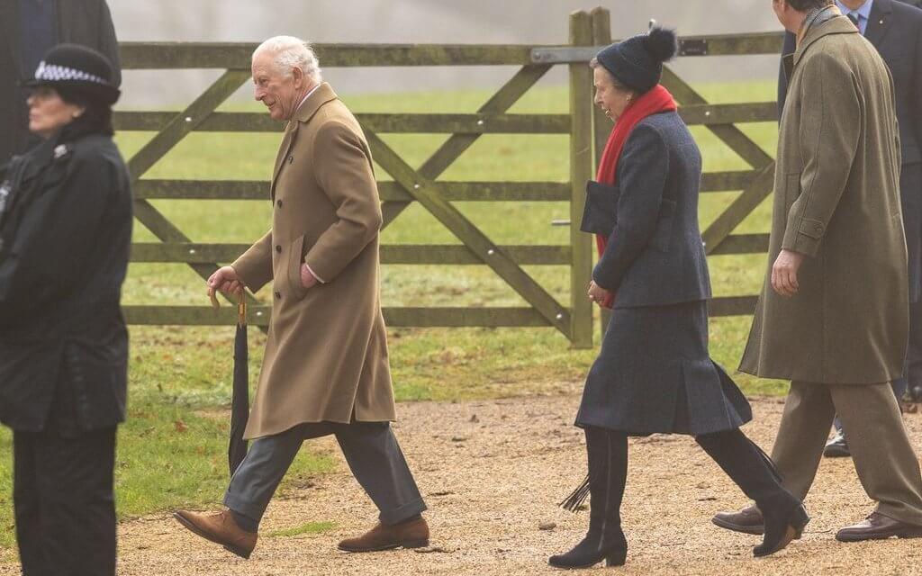 El rey Carlos y la princesa Ana asisten a la misa dominical en Sandringham 3 - El rey Carlos y la princesa Ana asisten a la misa dominical en Sandringham