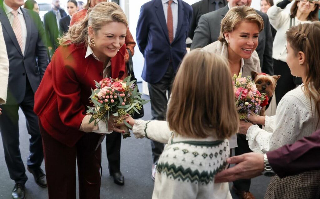 La duquesa Maria Teresa y la princesa Estefania visitan el Bazar de la Cruz Roja 2024 1 1024x638 - La duquesa María Teresa y la princesa Estefanía brillan en el Bazar de la Cruz Roja 2024