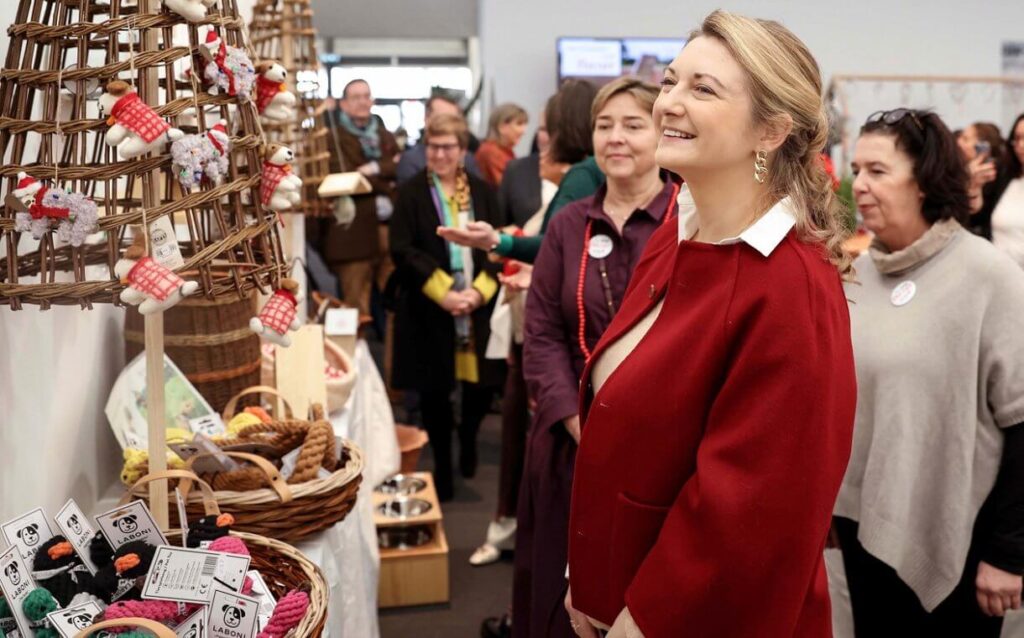 La duquesa Maria Teresa y la princesa Estefania visitan el Bazar de la Cruz Roja 2024 2 1024x638 - La duquesa María Teresa y la princesa Estefanía brillan en el Bazar de la Cruz Roja 2024