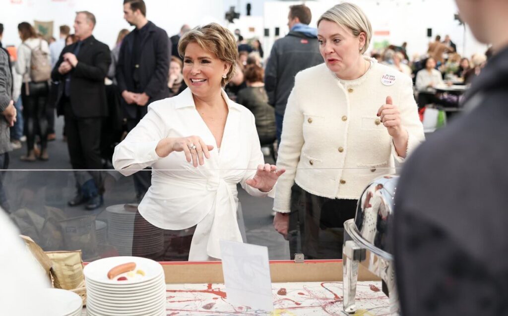 La duquesa Maria Teresa y la princesa Estefania visitan el Bazar de la Cruz Roja 2024 6 1024x638 - La duquesa María Teresa y la princesa Estefanía brillan en el Bazar de la Cruz Roja 2024