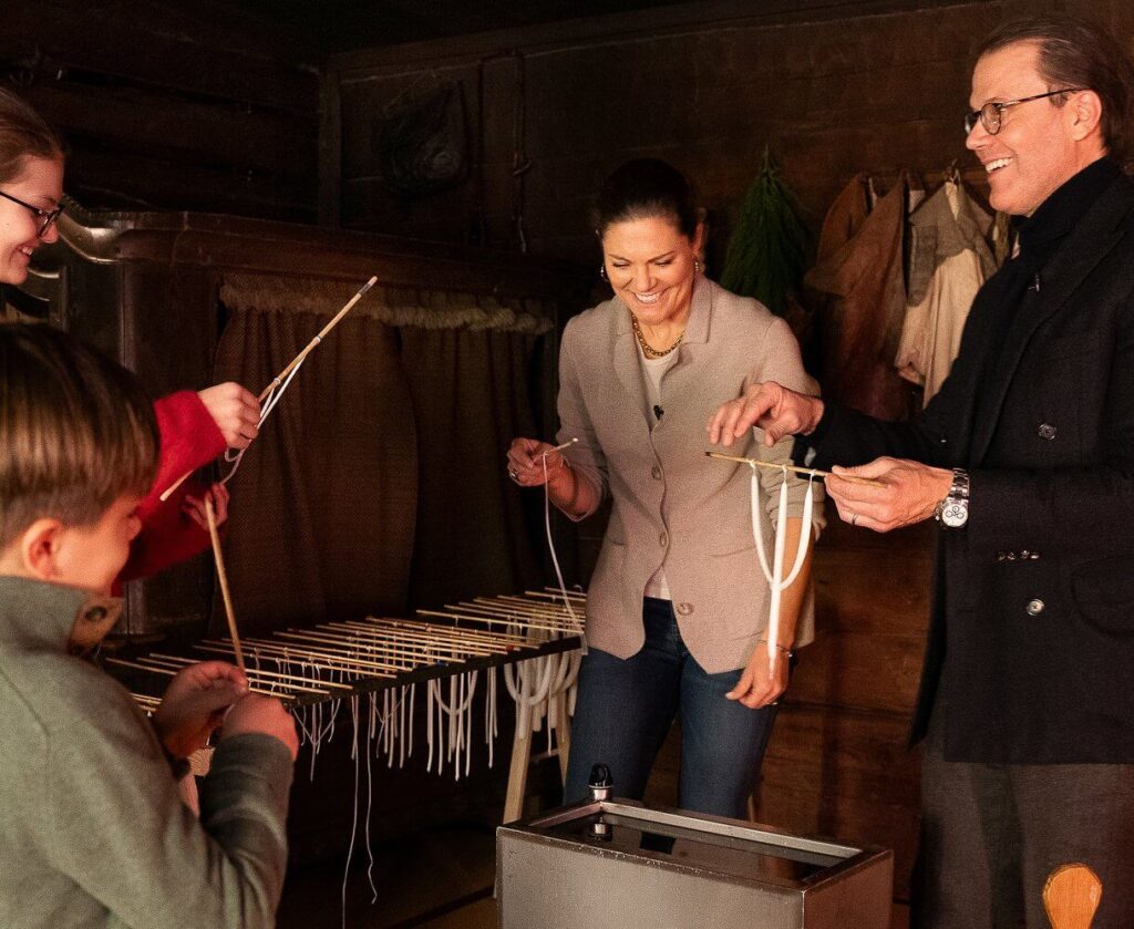 La familia de la princesa heredera de Suecia envia un saludo navideno desde Skansen 5 1024x839 - La familia de la Princesa Heredera de Suecia envía un entrañable saludo navideño desde Skansen