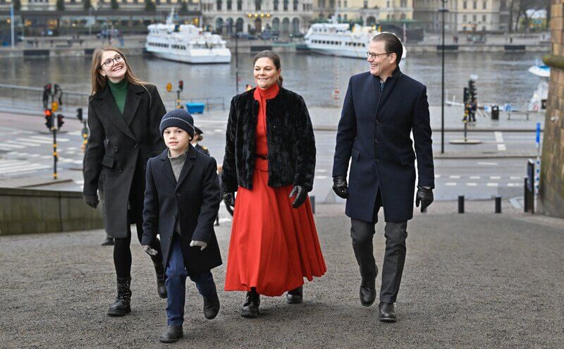 La familia de la princesa heredera de Suecia visita a la guardia real en Nochebuena2 - La familia de la princesa heredera de Suecia visita a la Guardia Real en Nochebuena