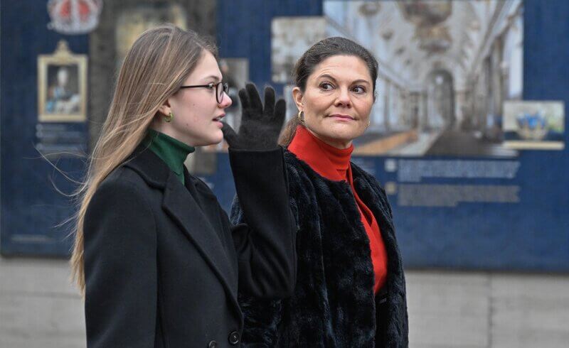 La familia de la princesa heredera de Suecia visita a la guardia real en Nochebuena3 - La familia de la princesa heredera de Suecia visita a la Guardia Real en Nochebuena