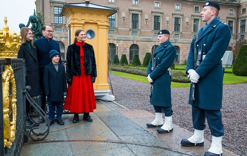 La familia de la princesa heredera de Suecia visita a la guardia real en Nochebuena4 - La familia de la princesa heredera de Suecia visita a la Guardia Real en Nochebuena