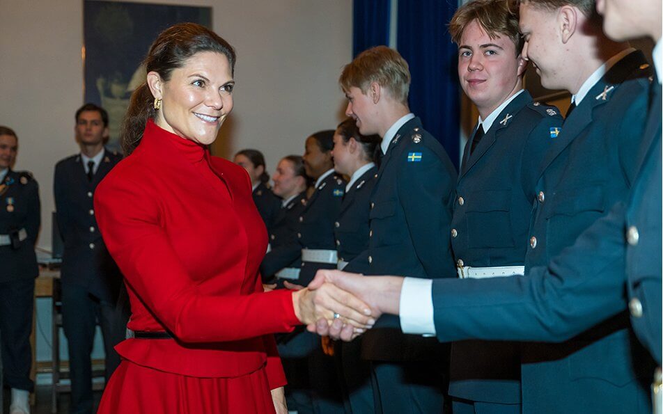 La familia de la princesa heredera de Suecia visita a la guardia real en Nochebuena5 - La familia de la princesa heredera de Suecia visita a la Guardia Real en Nochebuena