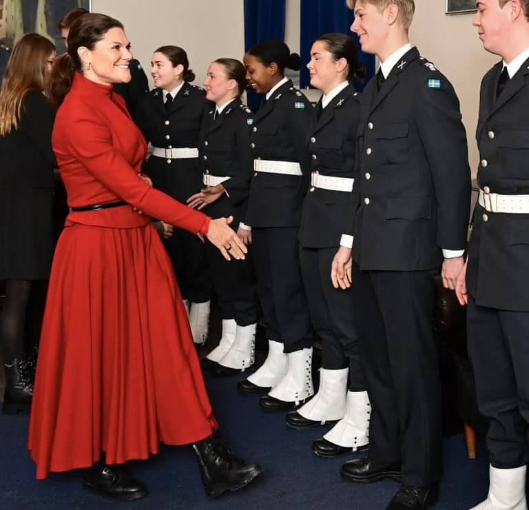 La familia de la princesa heredera de Suecia visita a la guardia real en Nochebuena6 - La familia de la princesa heredera de Suecia visita a la Guardia Real en Nochebuena