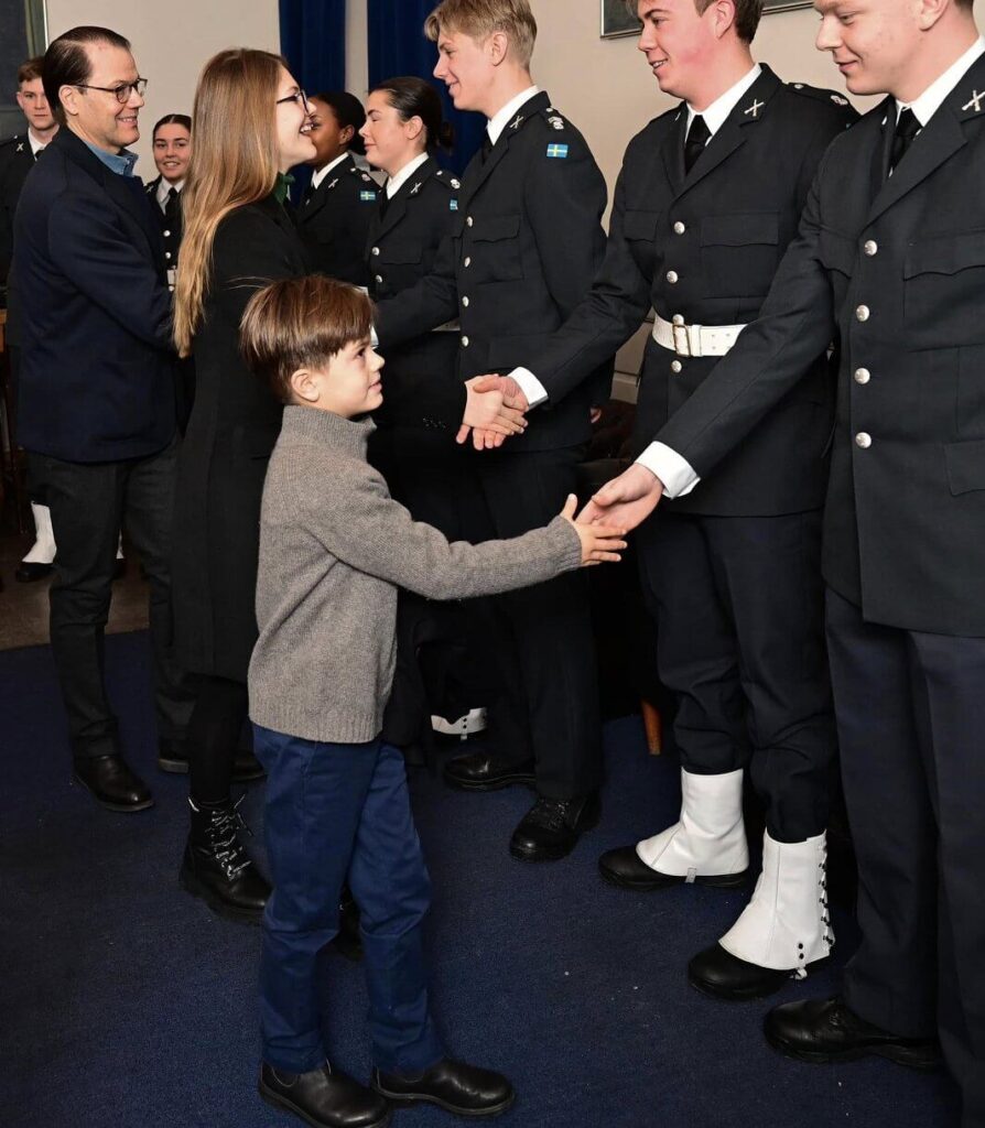 La familia de la princesa heredera de Suecia visita a la guardia real en Nochebuena7 894x1024 - La familia de la princesa heredera de Suecia visita a la Guardia Real en Nochebuena