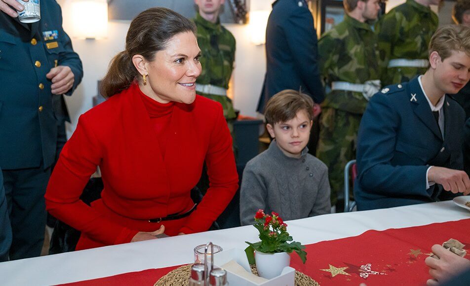 La familia de la princesa heredera de Suecia visita a la guardia real en Nochebuena8 - La familia de la princesa heredera de Suecia visita a la Guardia Real en Nochebuena