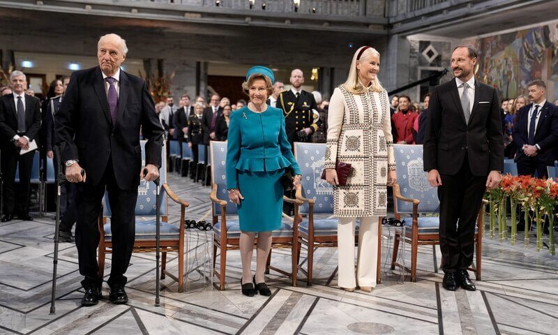 La familia real de Noruega asiste a la ceremonia del Premio Nobel de la Paz 2024 02 - Una velada de paz: La Familia Real Noruega en la ceremonia del Premio Nobel de la Paz 2024