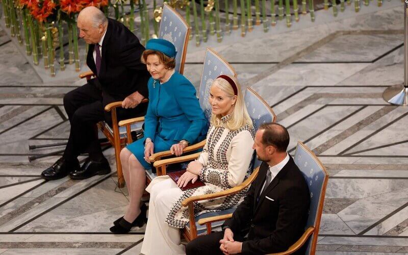 La familia real de Noruega asiste a la ceremonia del Premio Nobel de la Paz 2024 03 - Una velada de paz: La Familia Real Noruega en la ceremonia del Premio Nobel de la Paz 2024