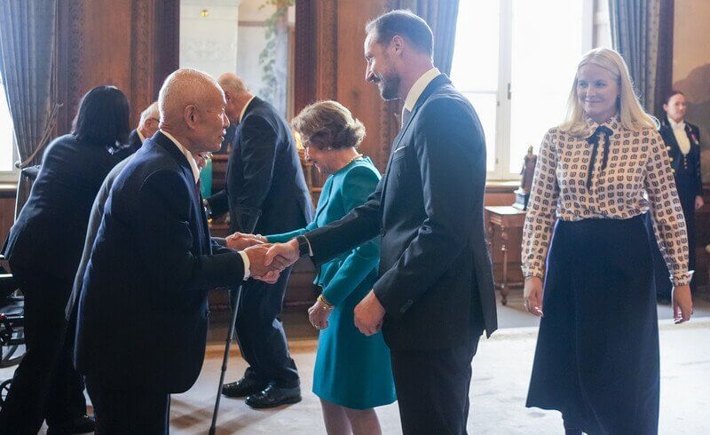 La familia real de Noruega asiste a la ceremonia del Premio Nobel de la Paz 2024 06 - Una velada de paz: La Familia Real Noruega en la ceremonia del Premio Nobel de la Paz 2024