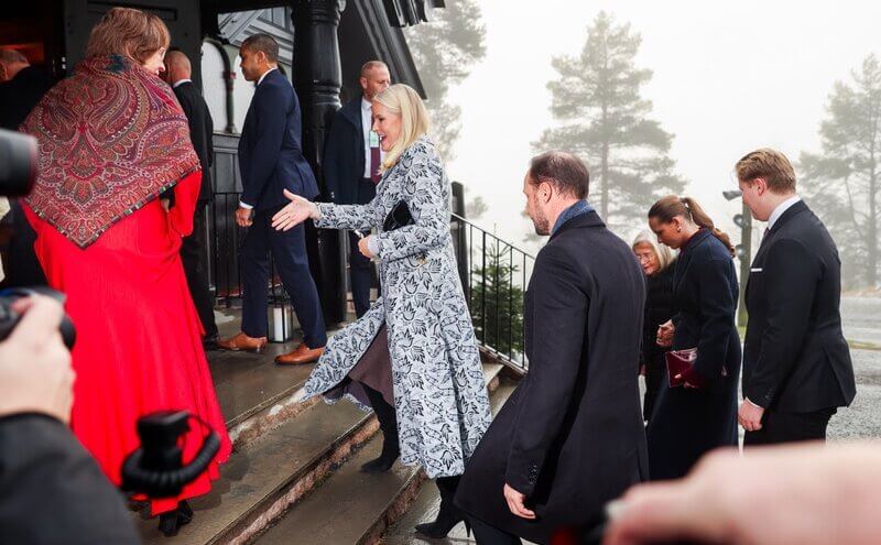 La familia real de Noruega asiste a la misa de Navidad de 2024 en la capilla de Holmenkollen 4 - La familia real de Noruega asiste a la misa de Navidad de 2024 en la capilla de Holmenkollen