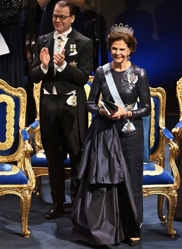 La familia real sueca asiste a la ceremonia del Premio Nobel 2024 08 749x1024 - La familia real sueca brilla en la ceremonia del Premio Nobel 2024