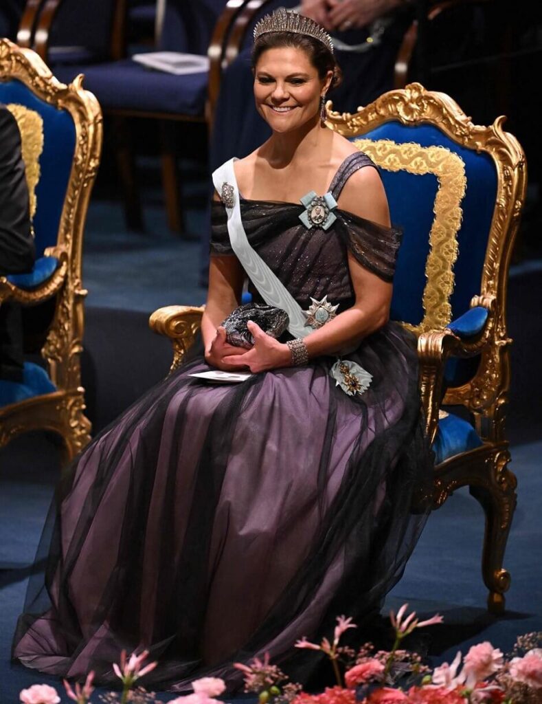 La familia real sueca asiste a la ceremonia del Premio Nobel 2024 10 789x1024 - La familia real sueca brilla en la ceremonia del Premio Nobel 2024