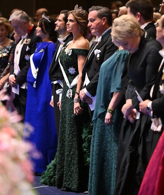 La familia real sueca asiste a la ceremonia del Premio Nobel 2024 13 - La familia real sueca brilla en la ceremonia del Premio Nobel 2024