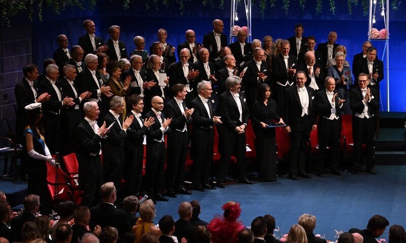 La familia real sueca asiste a la ceremonia del Premio Nobel 2024 14 - La familia real sueca brilla en la ceremonia del Premio Nobel 2024