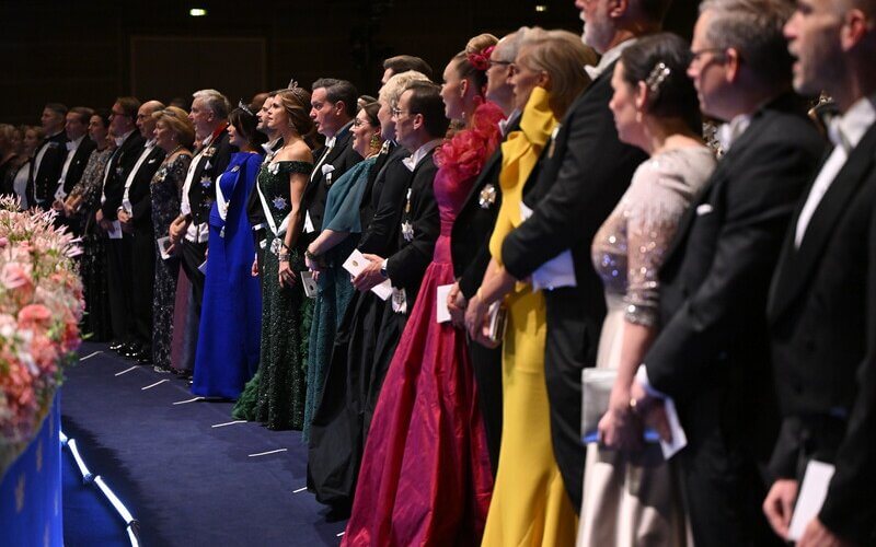 La familia real sueca asiste a la ceremonia del Premio Nobel 2024 15 - La familia real sueca brilla en la ceremonia del Premio Nobel 2024