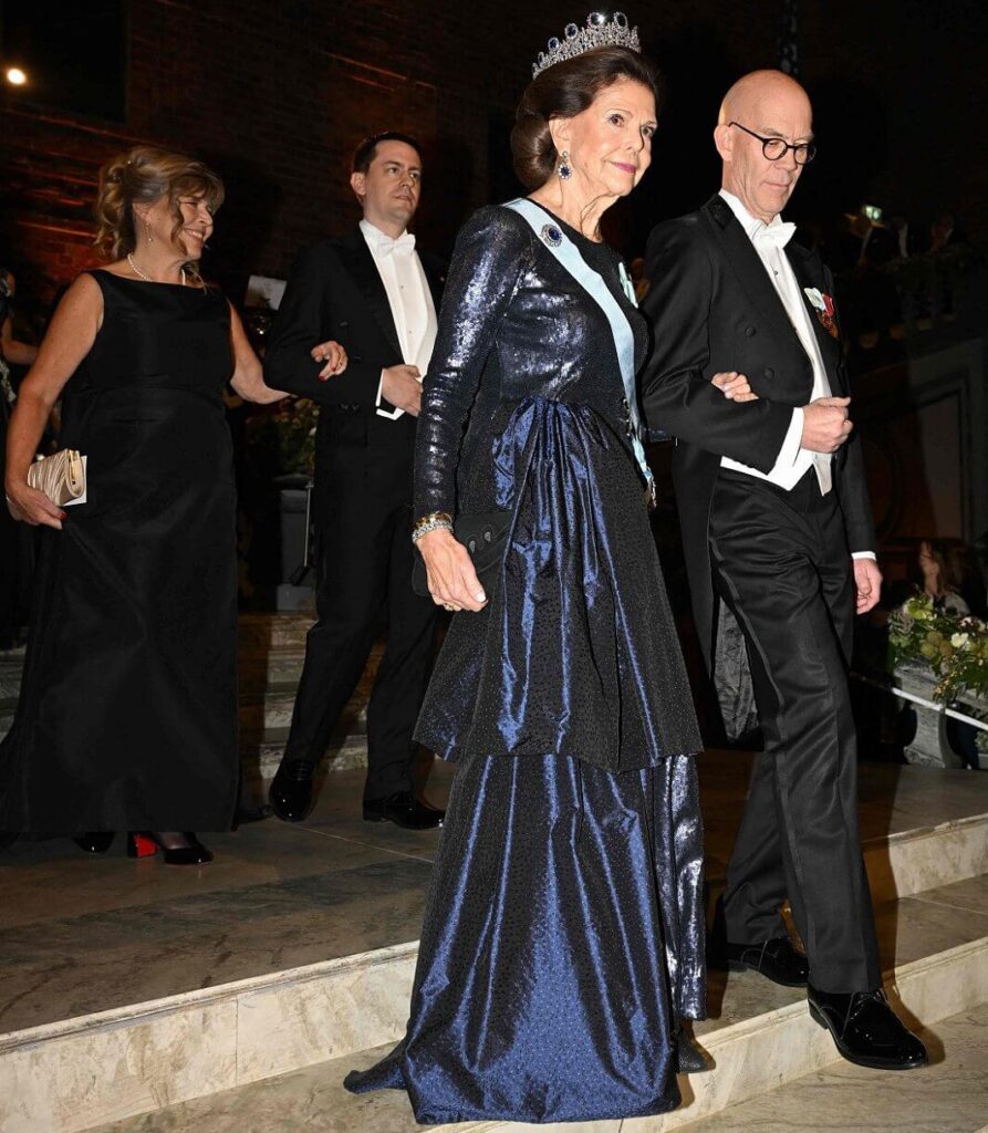 La familia real sueca asiste al banquete del Premio Nobel 2024 en el Ayuntamiento 03 893x1024 - La familia real sueca deslumbra en el Banquete del Premio Nobel 2024