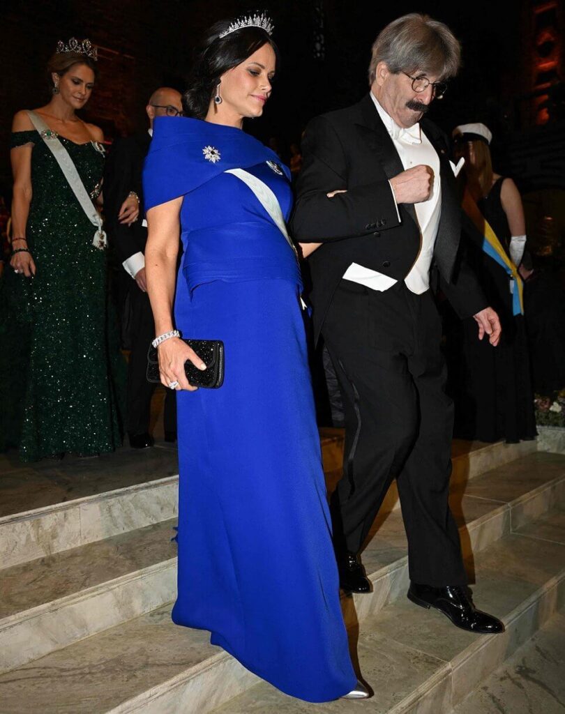 La familia real sueca asiste al banquete del Premio Nobel 2024 en el Ayuntamiento 06 810x1024 - La familia real sueca deslumbra en el Banquete del Premio Nobel 2024