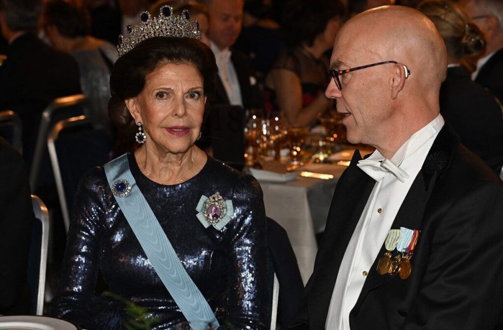 La familia real sueca asiste al banquete del Premio Nobel 2024 en el Ayuntamiento 08 1024x671 - La familia real sueca deslumbra en el Banquete del Premio Nobel 2024