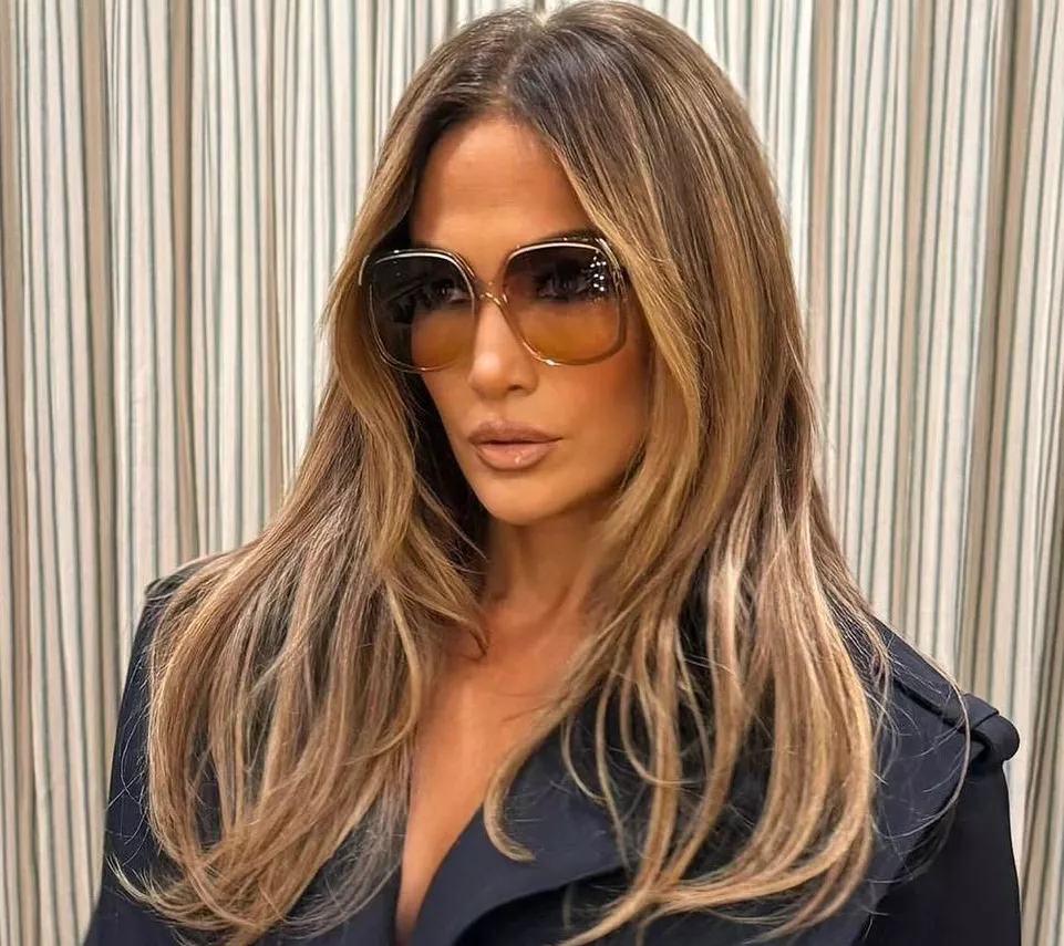 Jennifer Lopez y la manicura “Black Cherry”: cuando las uñas son más famosas que tú