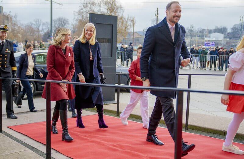 La pareja de principes herederos de Noruega asiste a la fiesta del Premio de la Paz Save the Children 2024 2 - Haakon y Mette-Marit en la fiesta del Premio de la Paz Save the Children 2024