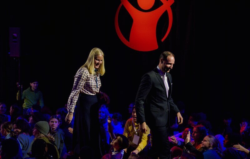 La pareja de principes herederos de Noruega asiste a la fiesta del Premio de la Paz Save the Children 2024 3 - Haakon y Mette-Marit en la fiesta del Premio de la Paz Save the Children 2024